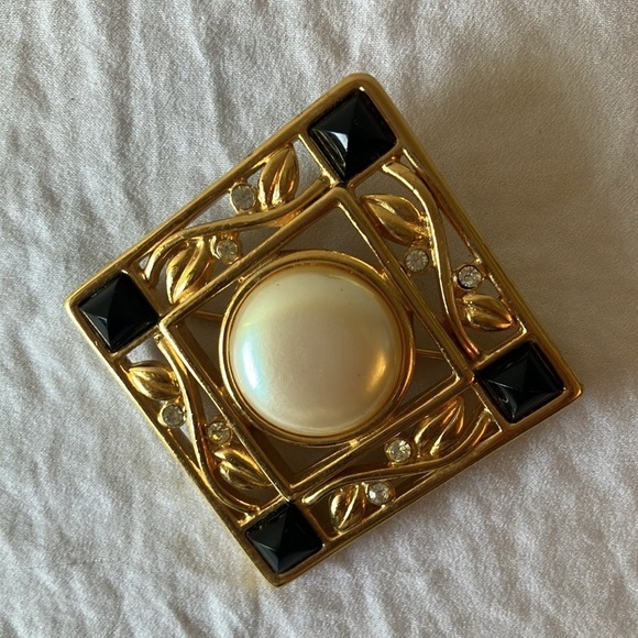 Monet: Vintage Art Deco 1.5" Faux Pearl/Black Cab Crystal Brooch - Picture 12 of 14